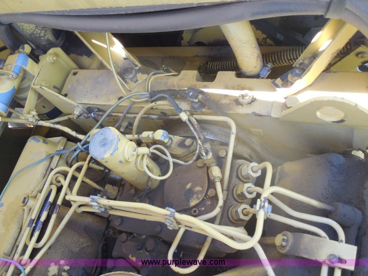 image for item H3158 1986 New Holland TR86 combine