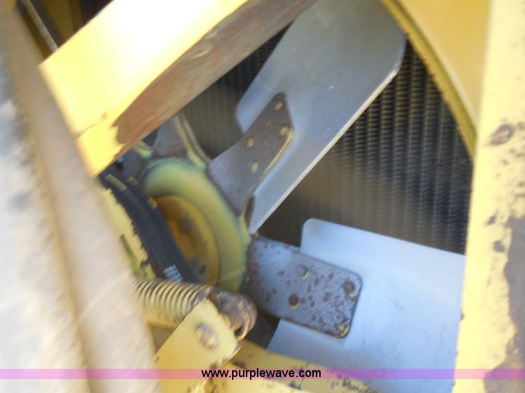 image for item H3158 1986 New Holland TR86 combine