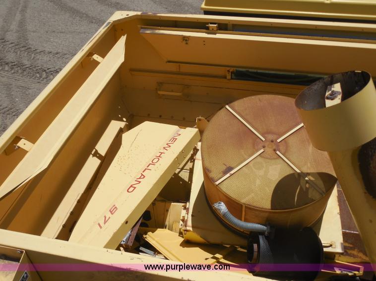 image for item H3158 1986 New Holland TR86 combine