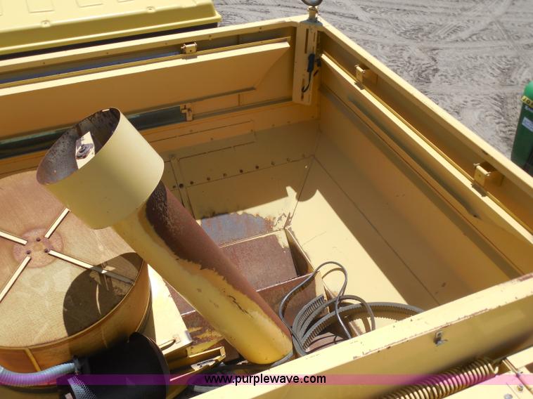 image for item H3158 1986 New Holland TR86 combine