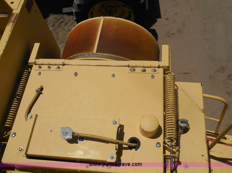 image for item H3158 1986 New Holland TR86 combine