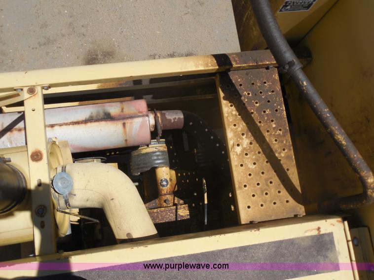 image for item H3158 1986 New Holland TR86 combine