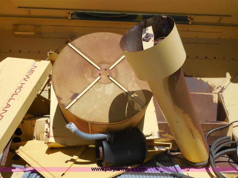 image for item H3158 1986 New Holland TR86 combine