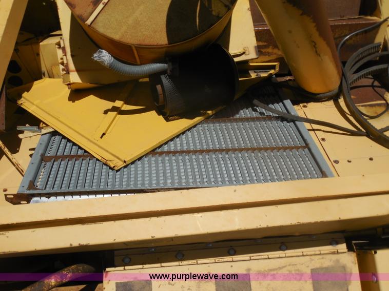 image for item H3158 1986 New Holland TR86 combine