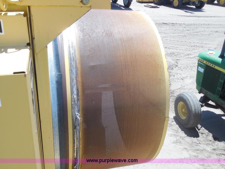 image for item H3158 1986 New Holland TR86 combine