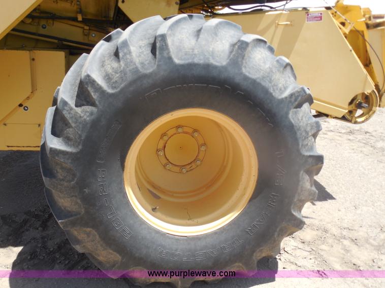 image for item H3158 1986 New Holland TR86 combine