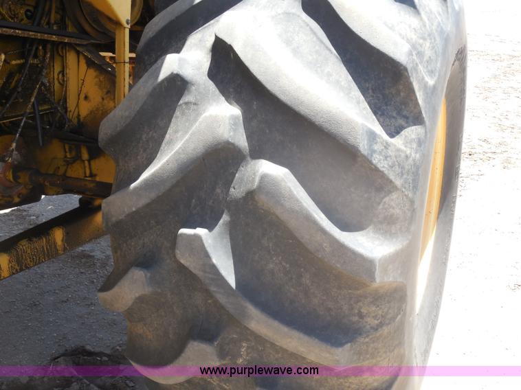 image for item H3158 1986 New Holland TR86 combine