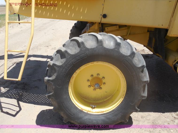 image for item H3158 1986 New Holland TR86 combine