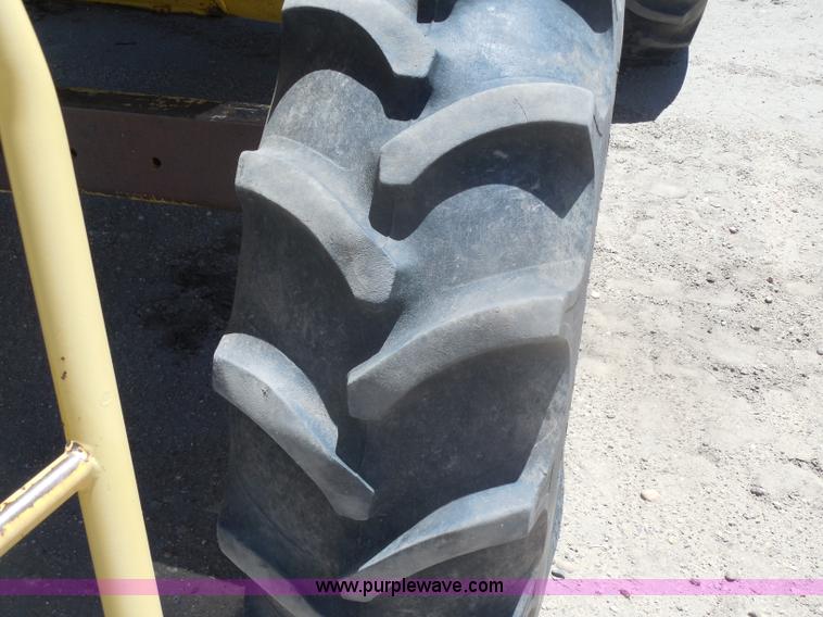 image for item H3158 1986 New Holland TR86 combine