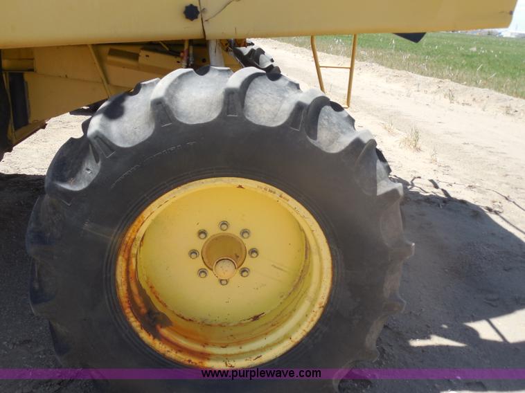 image for item H3158 1986 New Holland TR86 combine