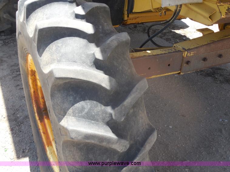 image for item H3158 1986 New Holland TR86 combine