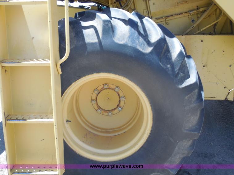 image for item H3158 1986 New Holland TR86 combine
