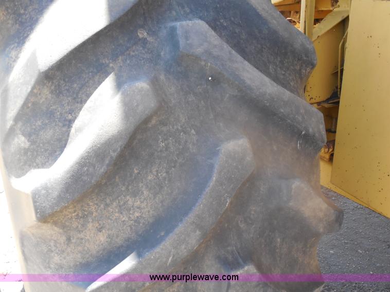 image for item H3158 1986 New Holland TR86 combine