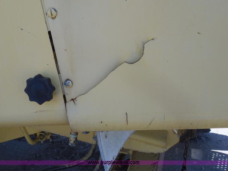 image for item H3158 1986 New Holland TR86 combine