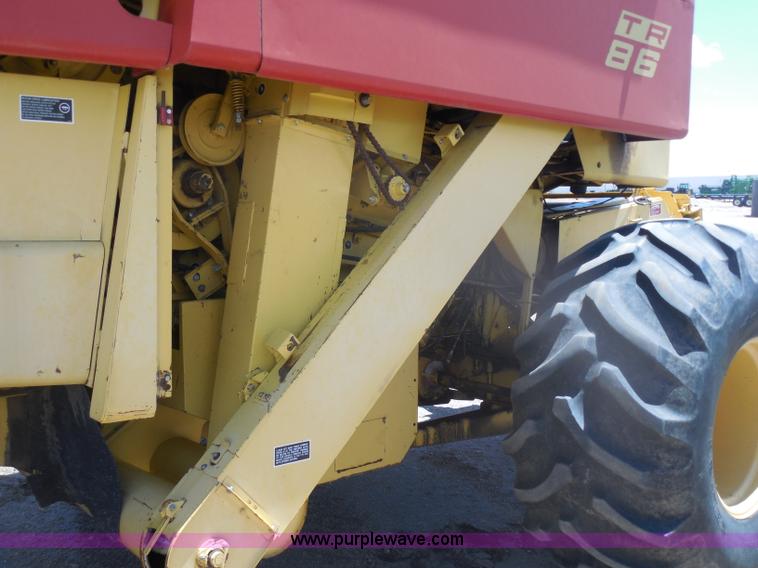 image for item H3158 1986 New Holland TR86 combine