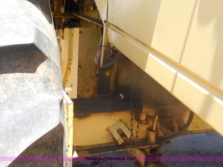 image for item H3158 1986 New Holland TR86 combine
