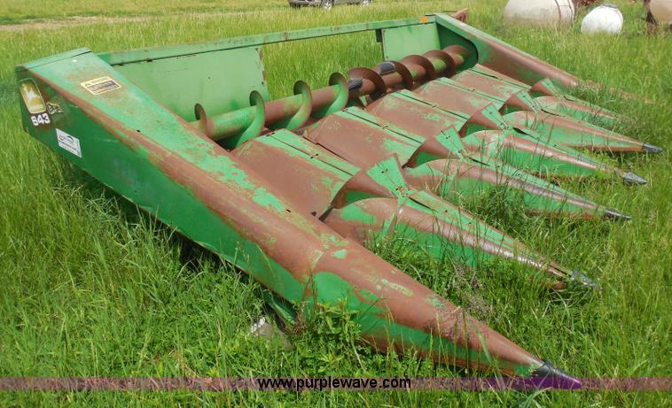 image for item H3160 John Deere 643 corn header