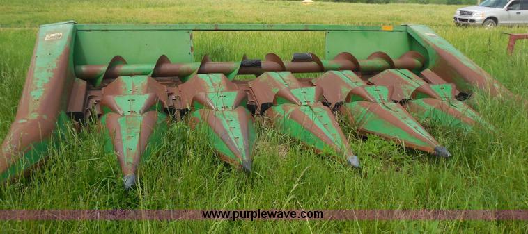 image for item H3160 John Deere 643 corn header