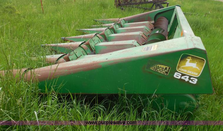 image for item H3160 John Deere 643 corn header