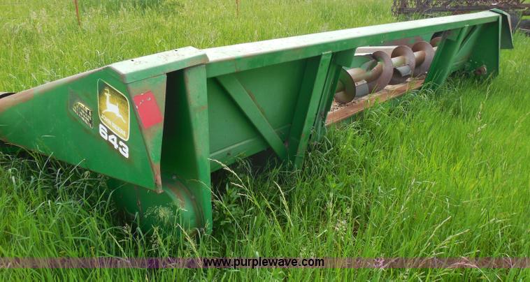 image for item H3160 John Deere 643 corn header