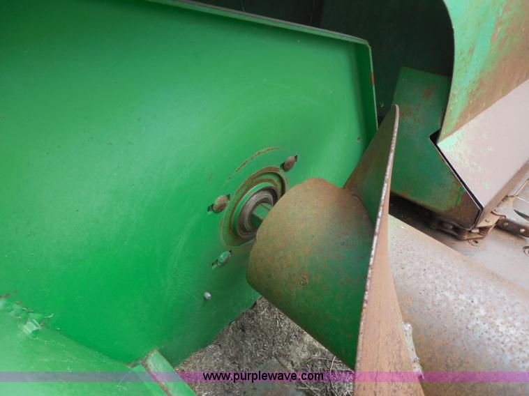 image for item H3160 John Deere 643 corn header