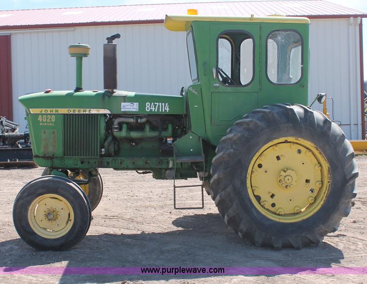 image for item H3599 1966 John Deere 4020 tractor