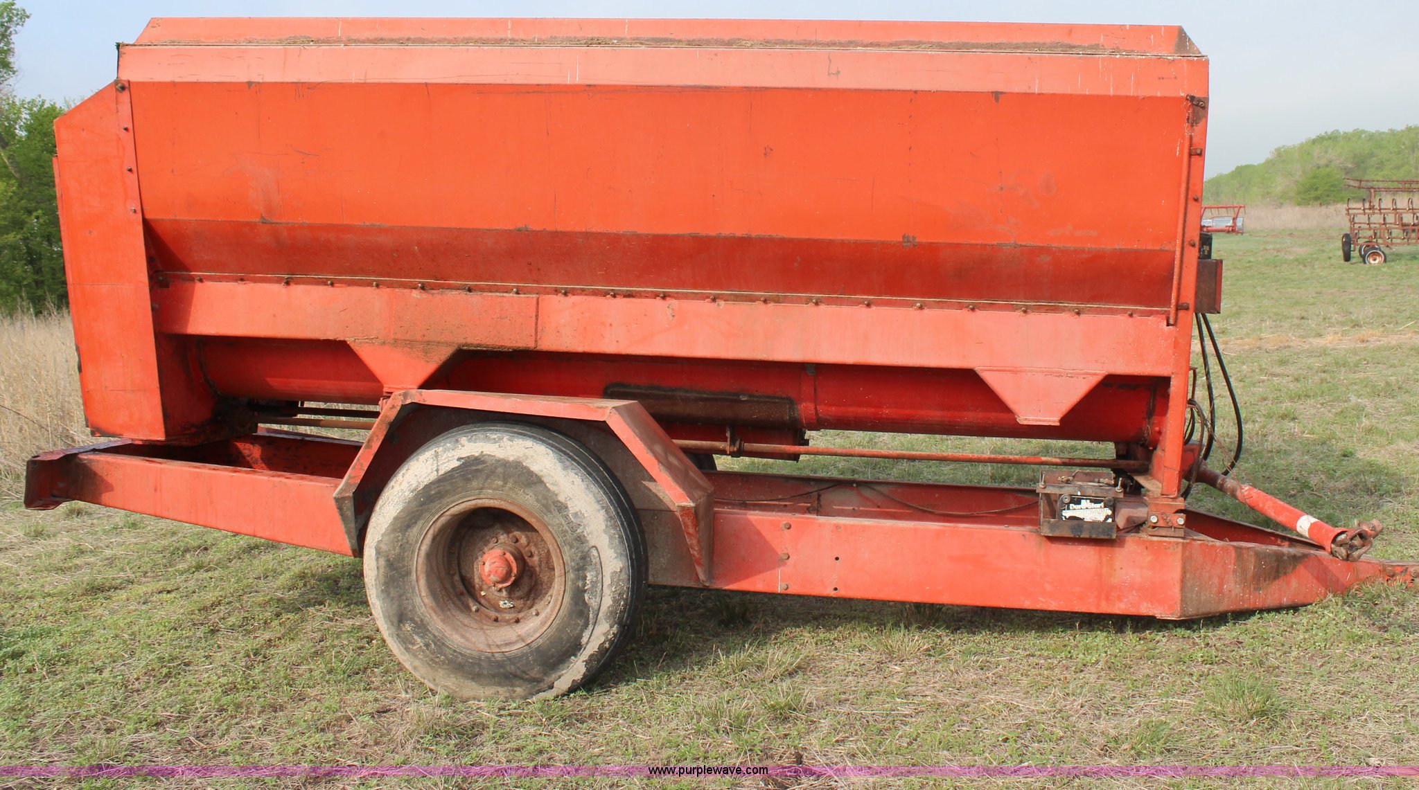 Oswalt 330 mixer wagon with scales in Kirwin, KS Item G5482 sold