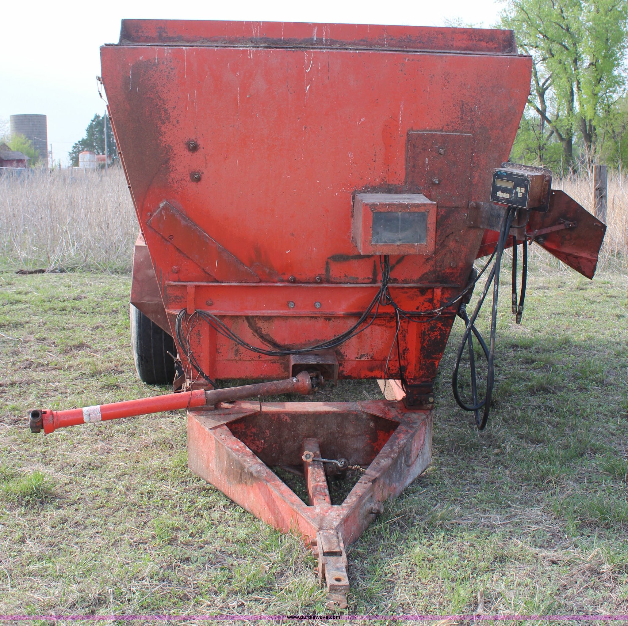 Oswalt 330 mixer wagon with scales in Kirwin, KS Item G5482 sold