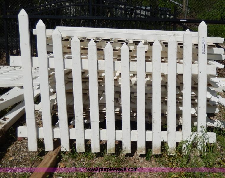 image for item AA9947 Assorted vinyl fence pieces