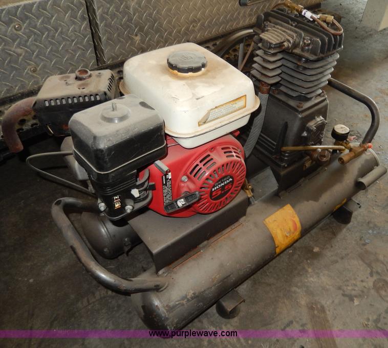 image for item AA9956 Eight gallon air compressor