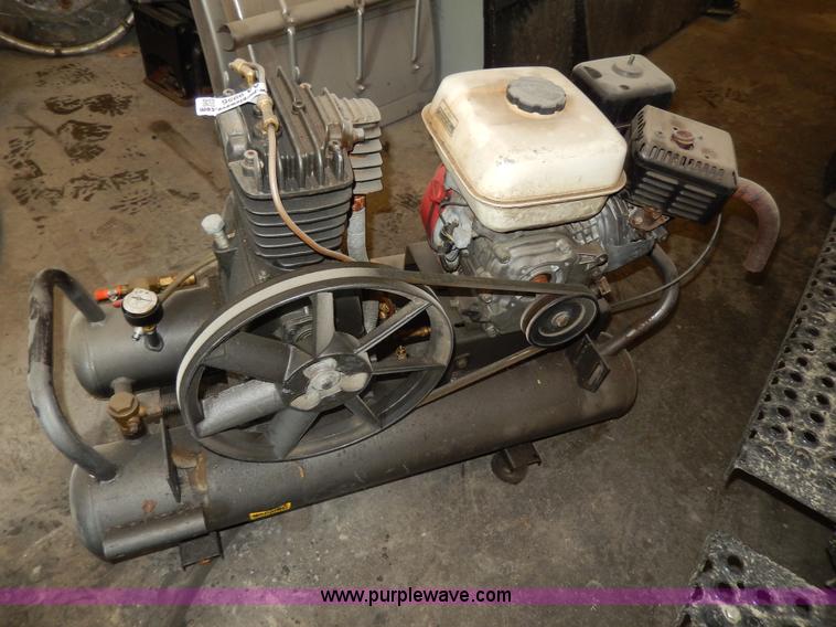 image for item AA9956 Eight gallon air compressor