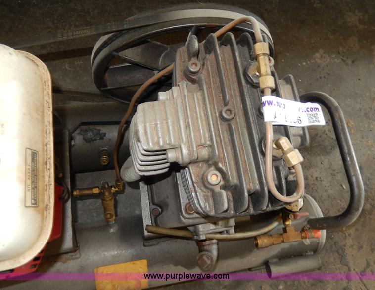 image for item AA9956 Eight gallon air compressor