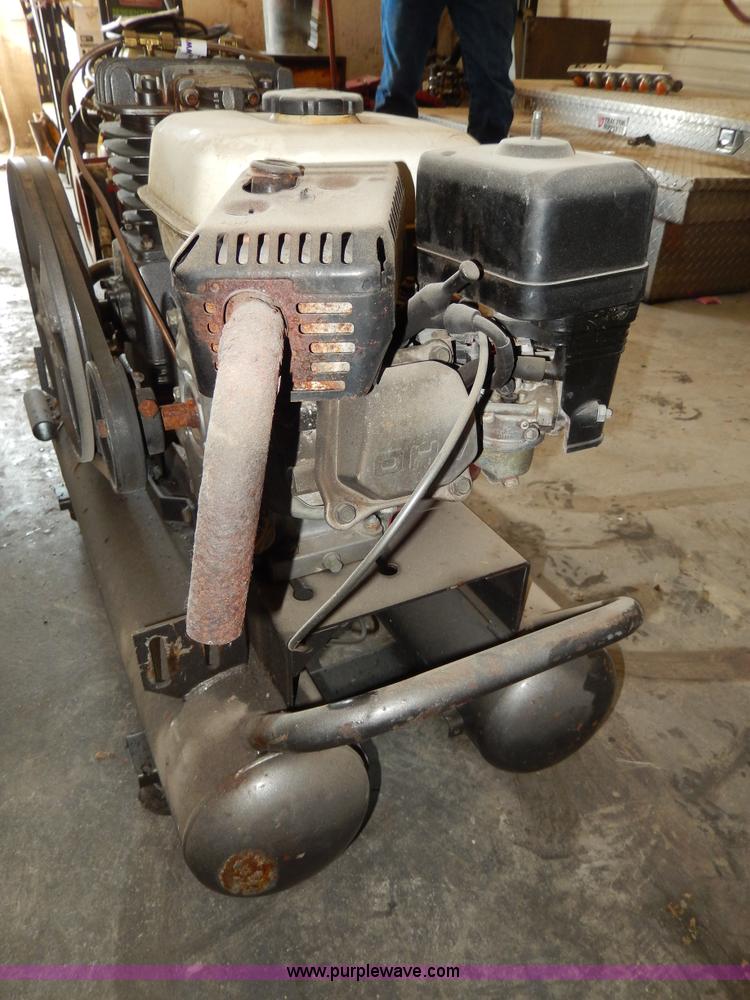 image for item AA9956 Eight gallon air compressor