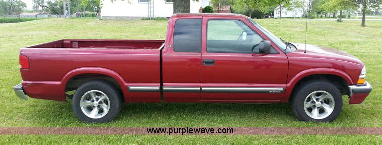 image for item C1127 2001 Chevrolet S10 Extended Cab pickup truck