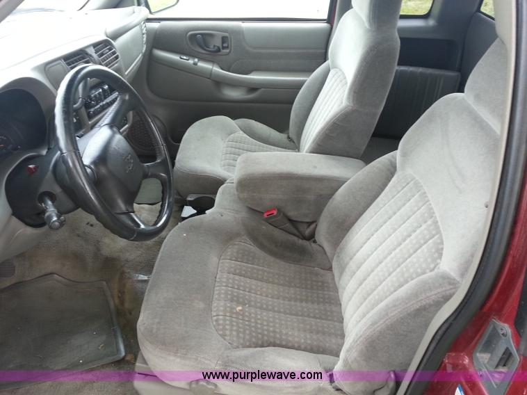 image for item C1127 2001 Chevrolet S10 Extended Cab pickup truck