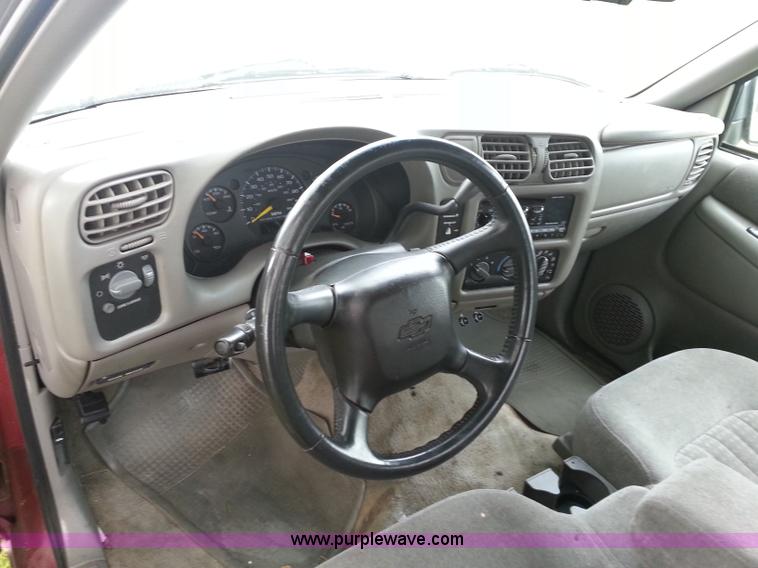 image for item C1127 2001 Chevrolet S10 Extended Cab pickup truck