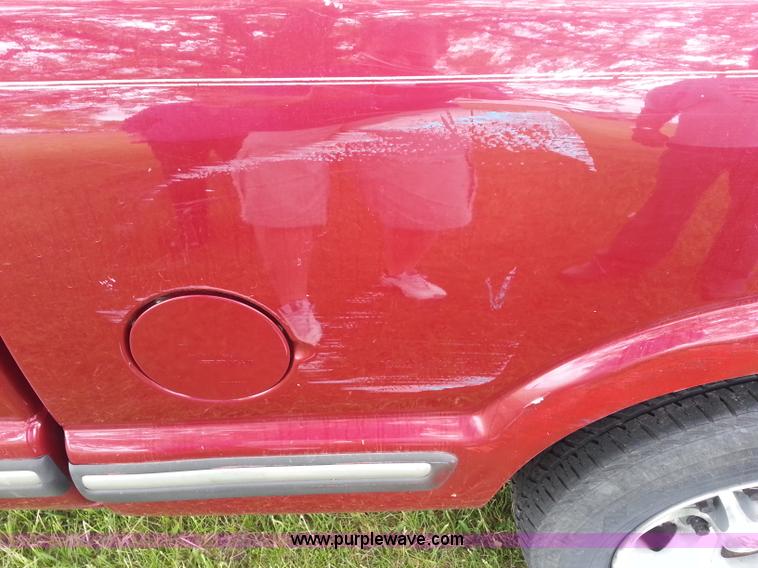 image for item C1127 2001 Chevrolet S10 Extended Cab pickup truck