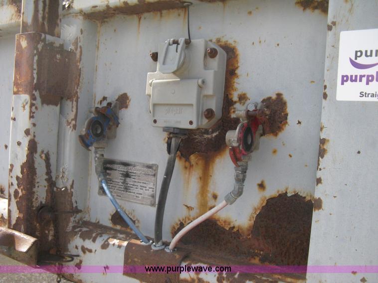 image for item D8286 1992 Fruehauf 28.5' dry van trailer