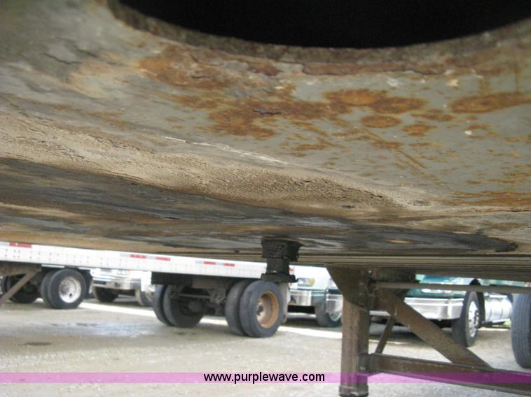 image for item D8286 1992 Fruehauf 28.5' dry van trailer