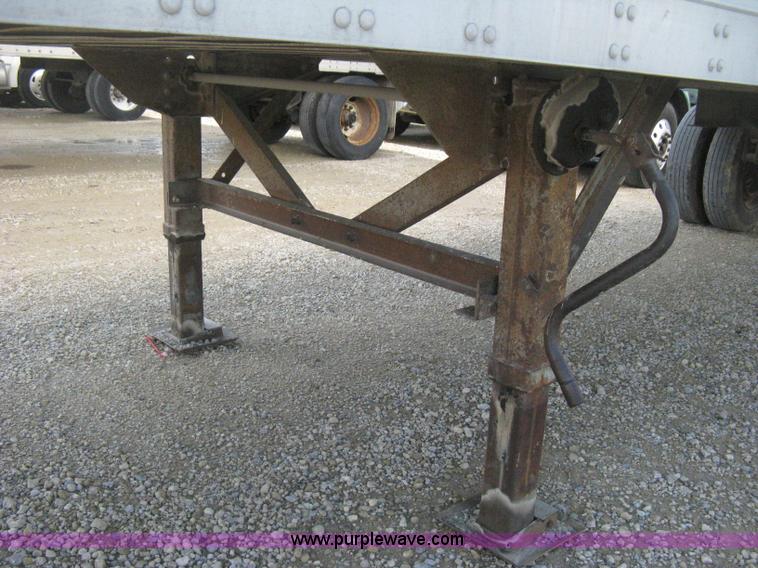 image for item D8286 1992 Fruehauf 28.5' dry van trailer