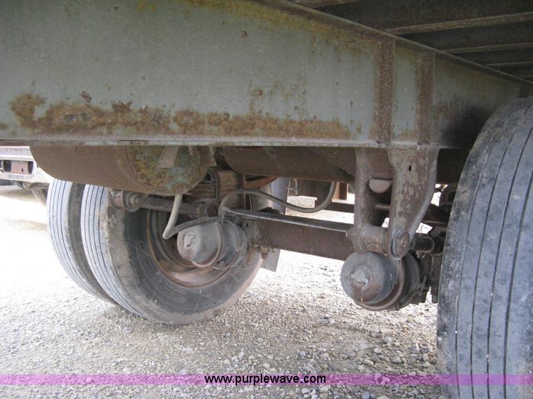 image for item D8286 1992 Fruehauf 28.5' dry van trailer