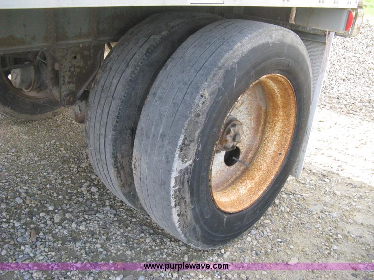 image for item D8286 1992 Fruehauf 28.5' dry van trailer