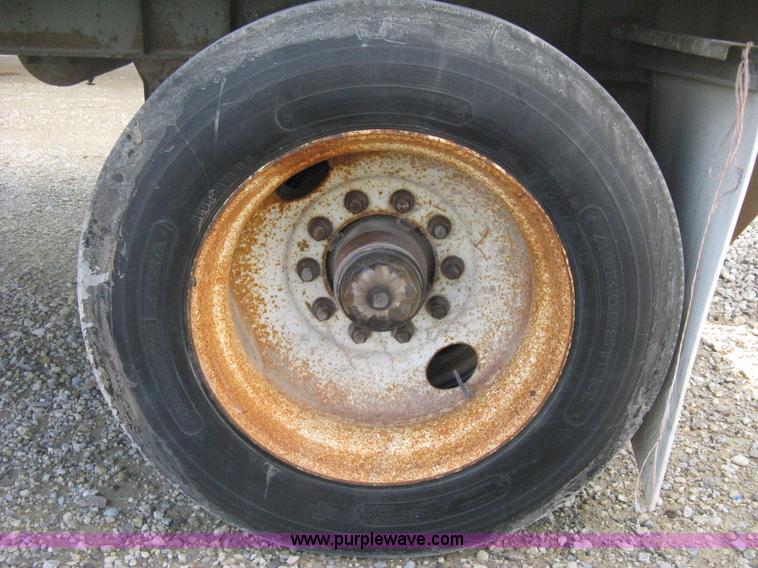 image for item D8286 1992 Fruehauf 28.5' dry van trailer