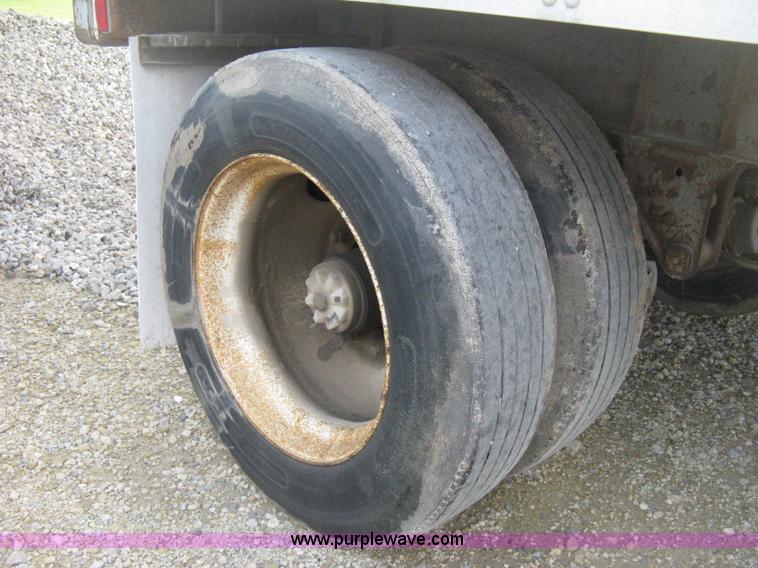 image for item D8286 1992 Fruehauf 28.5' dry van trailer