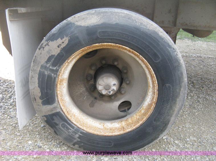 image for item D8286 1992 Fruehauf 28.5' dry van trailer