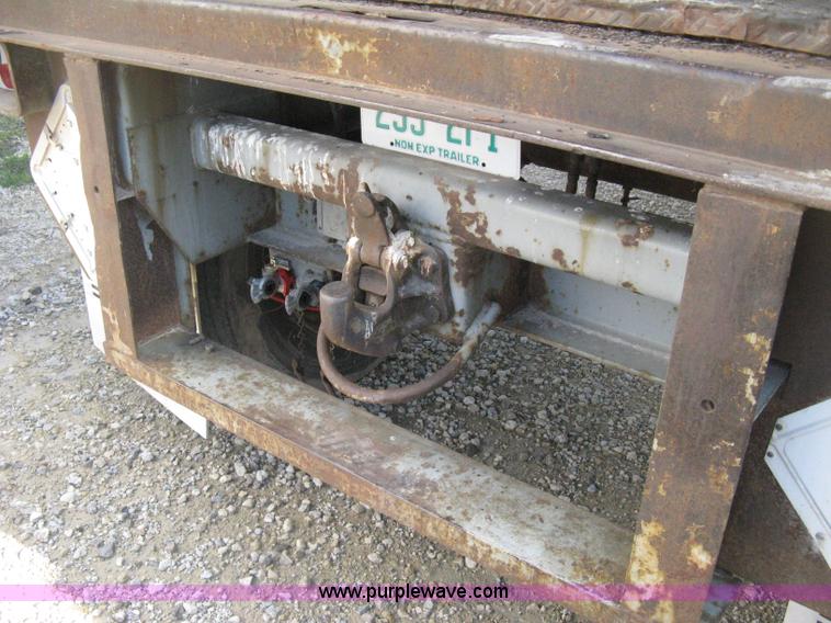 image for item D8286 1992 Fruehauf 28.5' dry van trailer