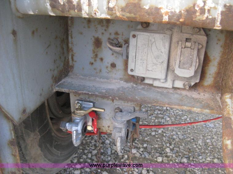 image for item D8286 1992 Fruehauf 28.5' dry van trailer