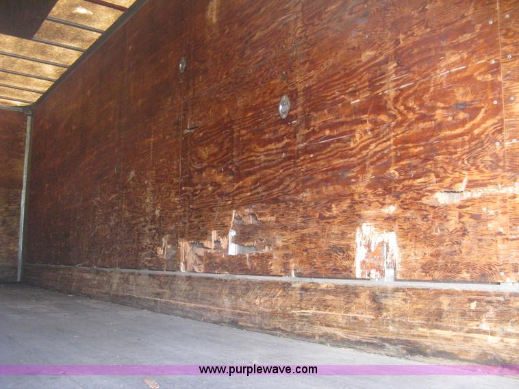 image for item D8286 1992 Fruehauf 28.5' dry van trailer