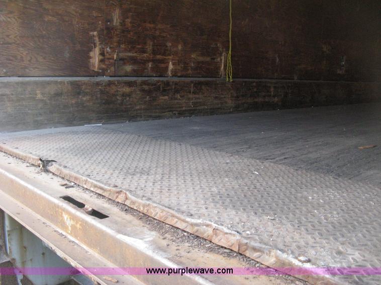 image for item D8286 1992 Fruehauf 28.5' dry van trailer