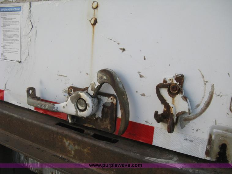image for item D8286 1992 Fruehauf 28.5' dry van trailer